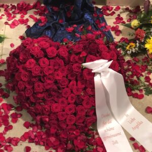 Herzform aus roten Rosen