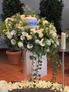 Eleganter Kranz auf einer Säule in weiß mit Rnken