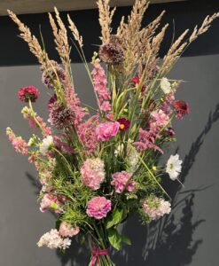 Bunter, locker gebundener Blumenstrauß mit Kosmeen, Rosen, Beeren und saisonalen Blüten