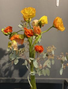 Mohnblüten mit Eukalyptus gebunden
