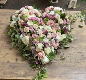 Trauerherz in hellen Farben, verschiedene Sommerblumen