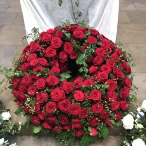 Rundgesteckter Kranz aus roten Rosen