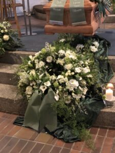 Sommerlicher rundgesteckter Kranz in weißen Farbtönen