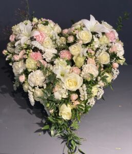 Herz aus Blumen in hellen Farben