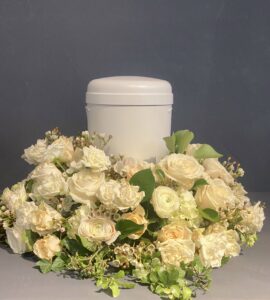 Urnenkranz aus creme Rosen, klassisch gesteckt