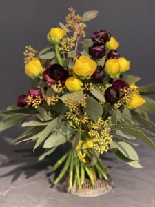 natürlich gebundener Blumenstrauß iaus Ranunkeln, ergänzt durch filigrane Gräser und frisches Grün.