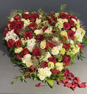 Herzform auf Blumen in rot weiß