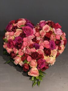 Herz aus Rosen gesteckt, rot rosa lachs