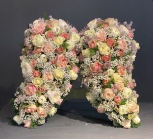 Engelsflügel Form aus Blumen dargestellt