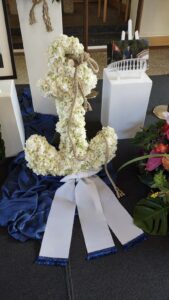 Anker aus weißen Blumen gesteckt