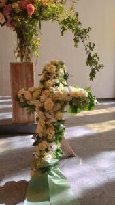 Kreuz aus weißen Rosen gesteckt