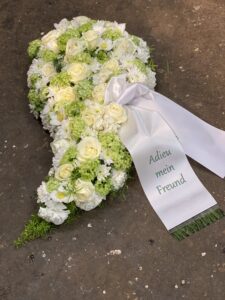 Tropfenform aus weißen Blumen