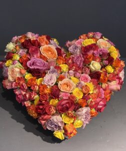 Bunte Rosen in Herzform gesteckt
