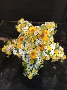 Blumen in Sternform gesteckt in gelben und weißen Blüten