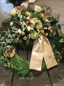 dekorativer Trauerkranz aus winterlichen creme, apricot Blüten