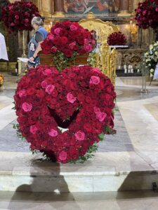 Offenes Herz aus pink und roten Rosen