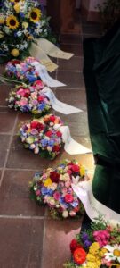 kleine bunte Herzen auf eine Trauerfeier