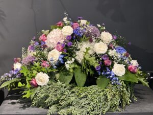dekorativer Trauerkranz aus hell bunten Blumen