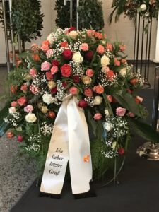 Trauerkranz bunte Rosen mit Schleife