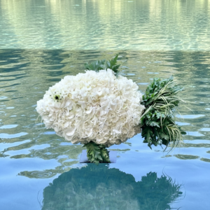 eine Fischform mit weißen Blüten ausgesteckt
