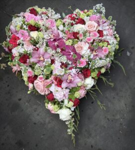 Herz aus rosa und weißen Blüten